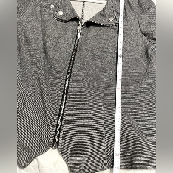 Christopher & Banks Gray Knit Jacket Size M Zip front Ruched Snaps front lapel. - Picture 8 of 9